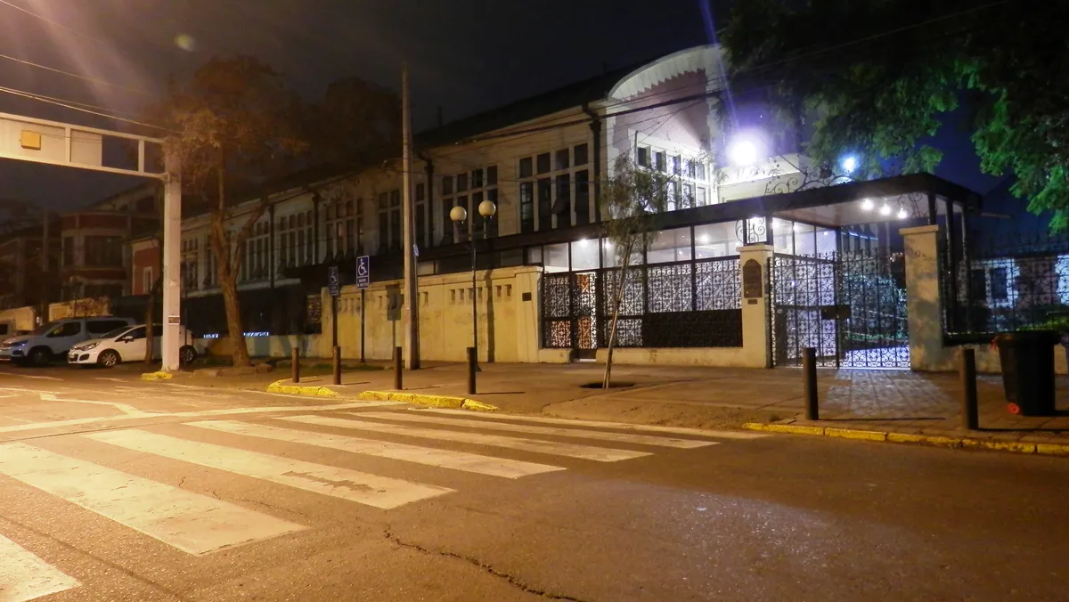 Vista exterior del Liceo Experimental Manuel de Salas desde Brown Norte